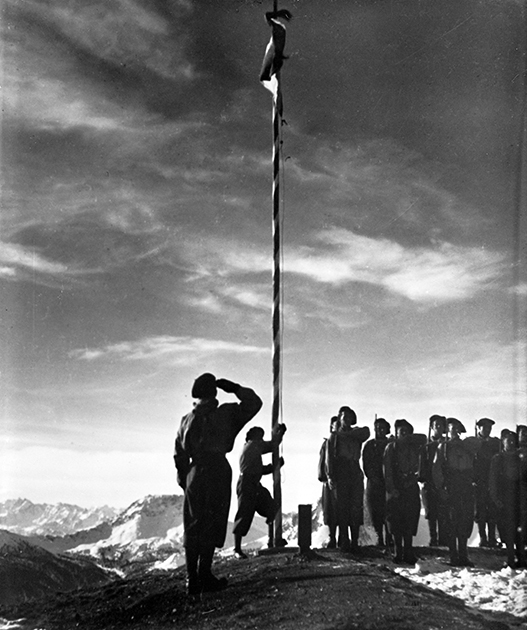 Chasseurs alpins français au début de la Seconde Guerre mondiale, la levée des couleurs. © A. Harlingue / Roger-Viollet