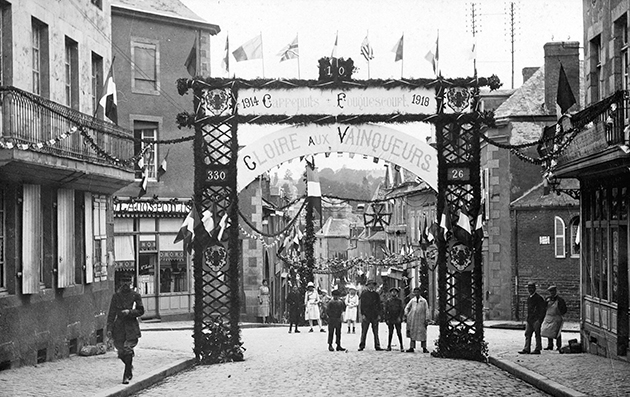Arc de triomphe des communes de Carrépuis et Fouquescourt dans la Somme pour célébrer la victoire, été 1919. © Roger-Viollet
