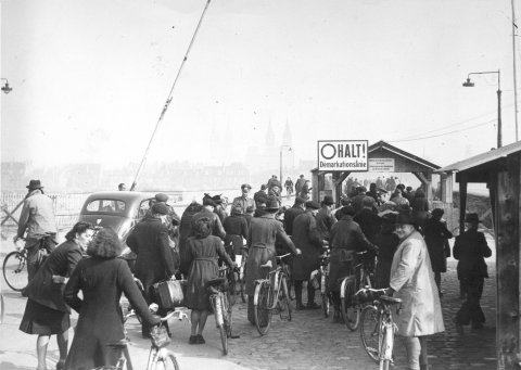 La ligne de démarcation à Moulins. À partir du 1er mars 1943, le laissez-passer n'est plus nécessaire au franchissement de la ligne. Source : LAPI/Musée de la Résistance Nationale – Champigny