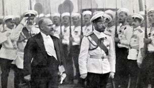 Le tsar et le Président de la République française passent en revue les marins de la garde à Péterhof, en Russie.