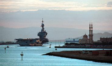 Die Charles de Gaulle bei der Ausfahrt aus dem Suez-Kanal (10. -11. Dezember 200...