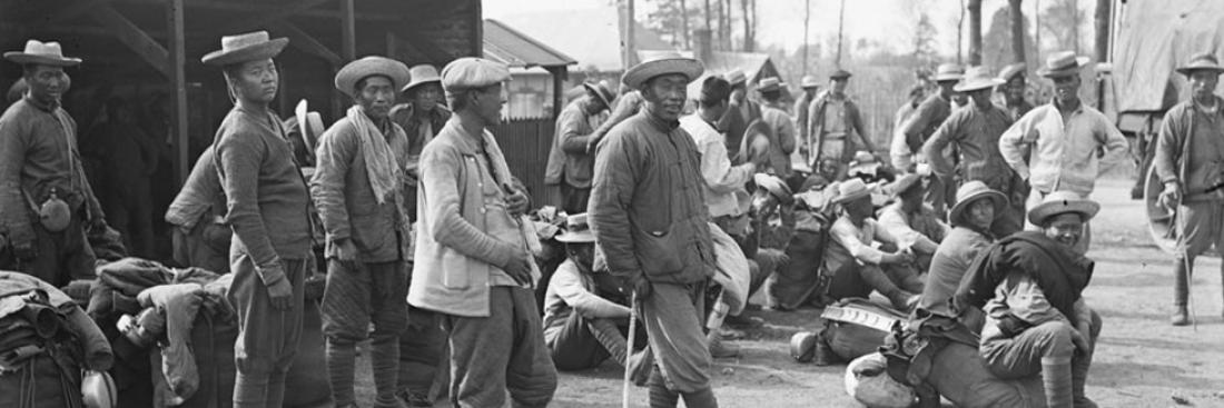 Près de Blangy, Pas-de-Calais, arrivée de travailleurs chinois. Mai 1918. Source : Photographe : Albert Moreau. ECPAD
