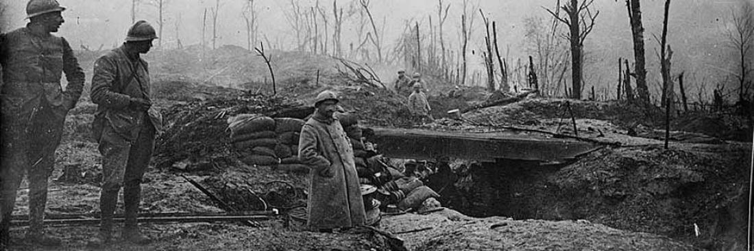 Soldats français photographiés dans leur tranchée. 