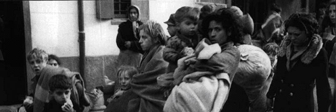 Femmes et enfants tsiganes internés dans le camp de transit de Rivesaltes. France, printemps 1942