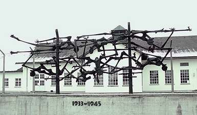 Sculpture à la mémoire de tous ceux sont morts électrocutés en tentant de traverser les clotures. © Martin St-Amant. Domaine public