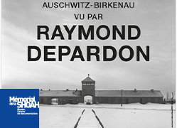 Visuel de l'exposition Auschwitz-Birkenau vu par Raymond Depardon Visuel de l'exposition Auschwitz-Birkenau vu par Raymond Depardon