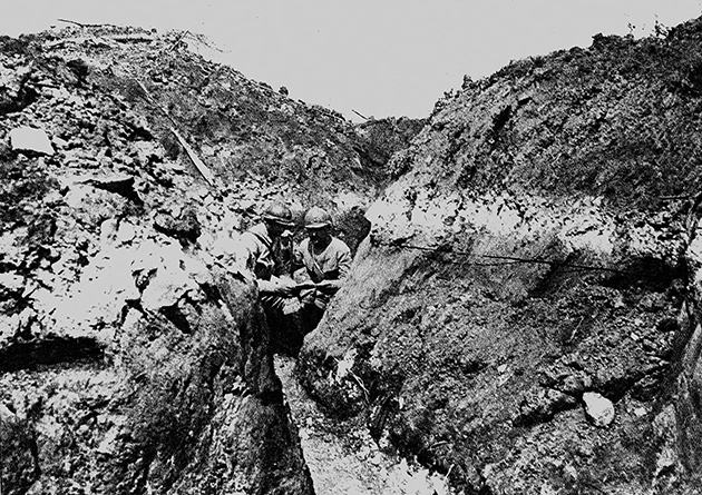 Le Chemin des Dames. Tranchée française en 1917. © Roger-Viollet