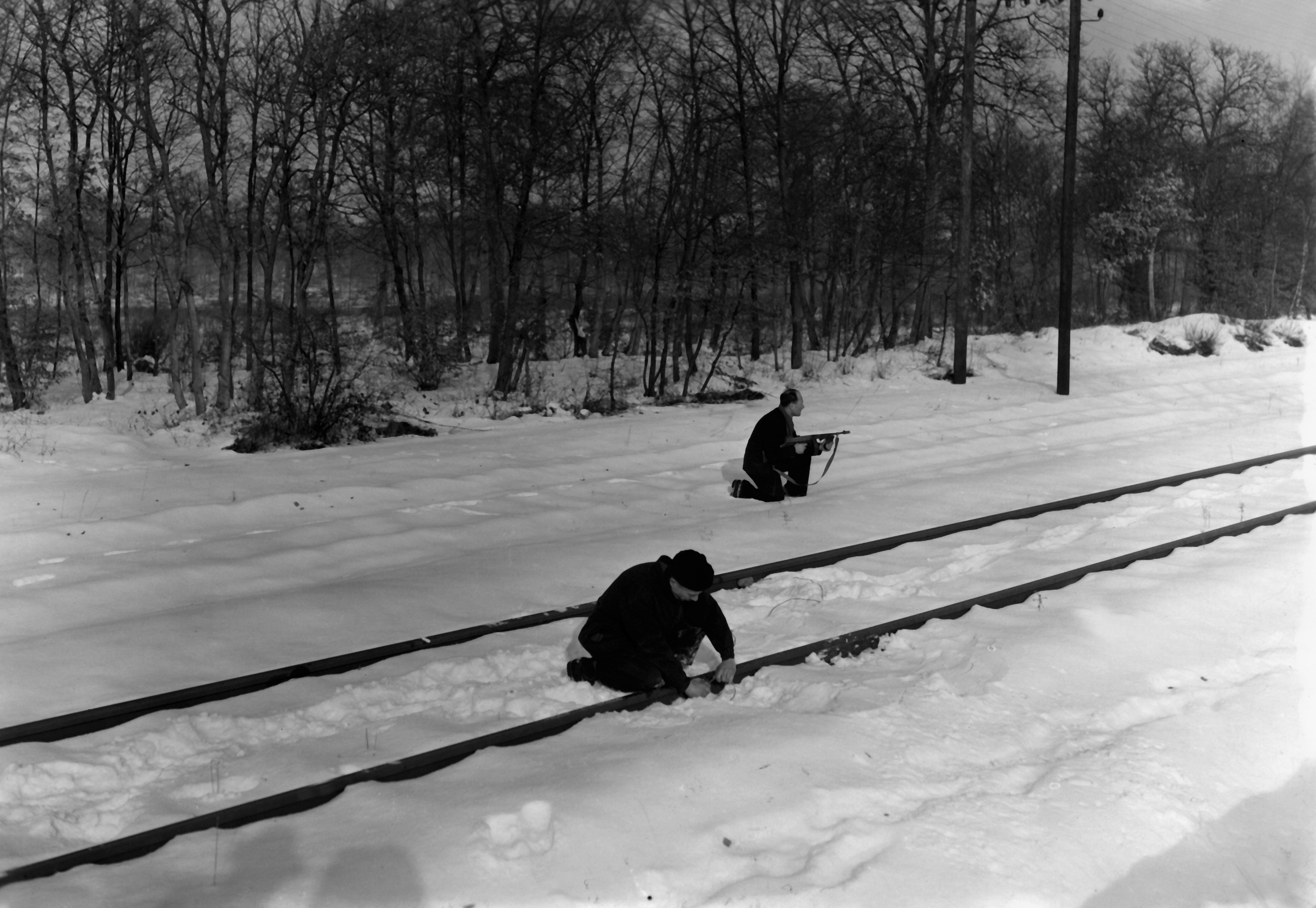 La résistance Fer. Les sabotages dans les chemins de fer Pose du plastic sur une voie ferrée. © Archives SNCF