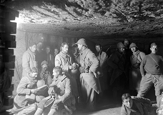 Cantonnement de chasseurs dans la carrière du Montparnasse, La Malmaison (Aisne). © E. Mas/ECPAD/Défense