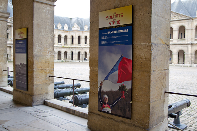 Exposition sur les piliers de la cour d’honneur des Invalides, 2014. © J-J.Chatard/DICOD