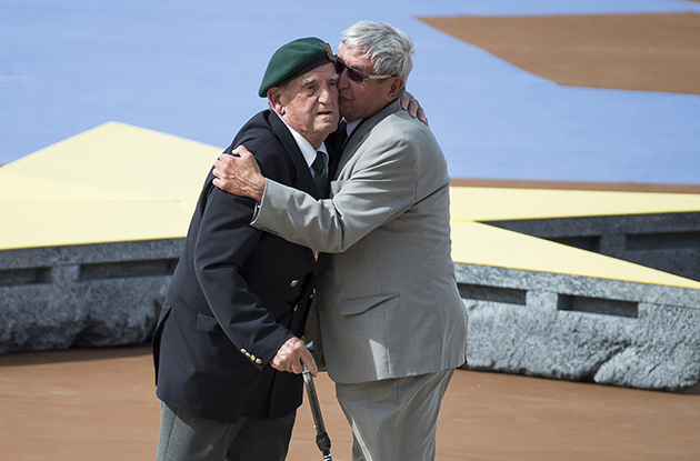 Léon Gautier, ancien  du commando Kieffer,  et Johannes Börner, ancien soldat allemand, à la  cérémonie internationale  du 70e anniversaire du  débarquement de Normandie. © P. Villebeuf/Le Parisien/MAXPPP