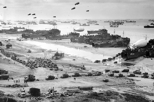 Débarquement de soldats et de véhicules militaires sur la plage d’Omaha Beach, lors de l’opération Overlord, 10 juin 1944.