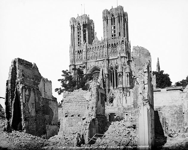 La cathédrale de Reims en ruines, après les bombardements en septembre1914. © Roger-Viollet