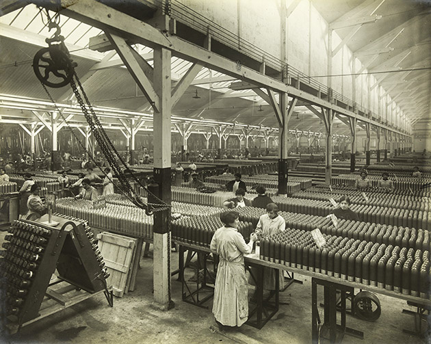 Usine Citroën, fabrication d’obus, Paris, 7 octobre 1915. © Musée Carnavalet/Roger-Viollet