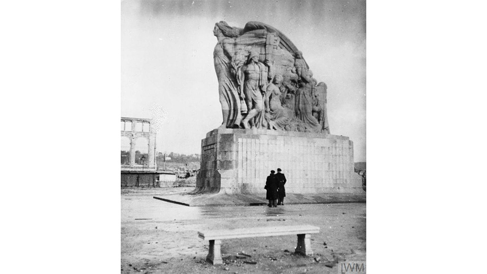 Mémorial de la guerre de 1914-1918 au Havre, seul élément intact près du port. 9 décembre 1944.© IWM (A 26953)
