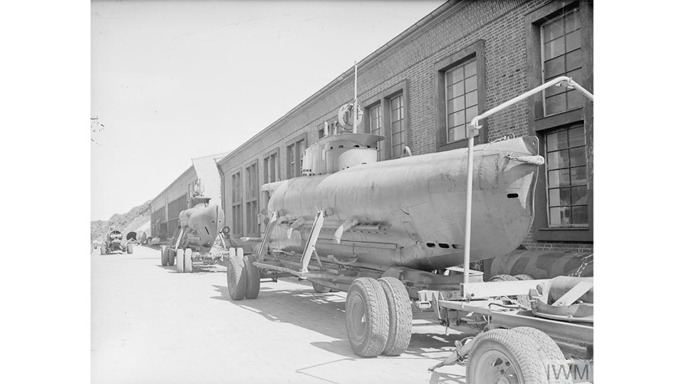 Seehunds (sous-marins à deux hommes), sur des remorques dans une usine d’assemblage. 25 mai 1945. IWM (A 28975)