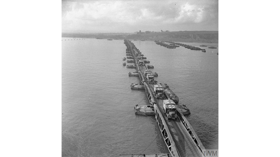 Ambulances se dirigeant vers la jetée du port artificiel Mulberry à Arromanches, septembre 1944. © IWM (BU 1040)