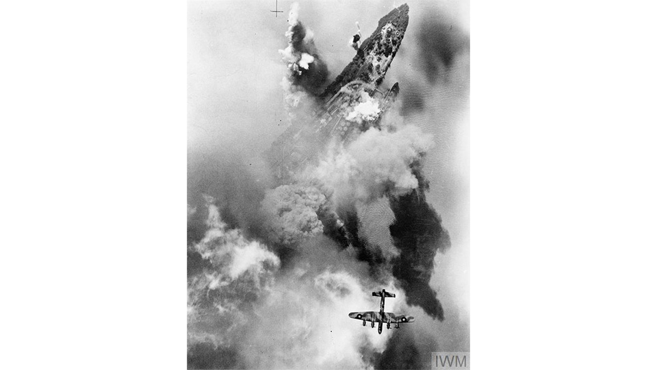 Un Avro Lancaster du No. 514 Squadron de la RAF lors d'une attaque du Bomber Command sur des réservoirs de stockage de pétrole à Bec d'Ambes dans l'estuaire de la Garonne, le 4 août 1944. © IWM (CL 650)