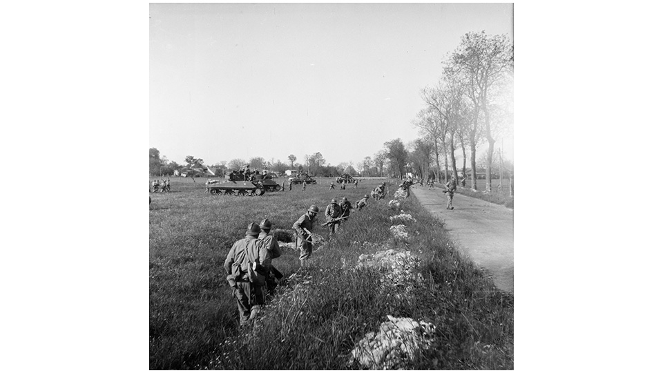 Des zouaves du 4e RZ (Régiment de zouaves), appuyés par des blindés de la 2e DB (Division blindée), progressent vers Royan après s'être postés le long de la N150. © Henri Malin/ECPAD/Défense