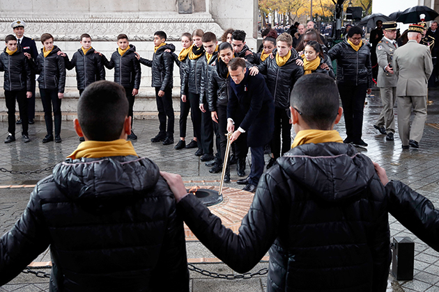 Des jeunes participent à la cérémonie du centenaire de l’armistice sous l’Arc de triomphe, 11 novembre 2018