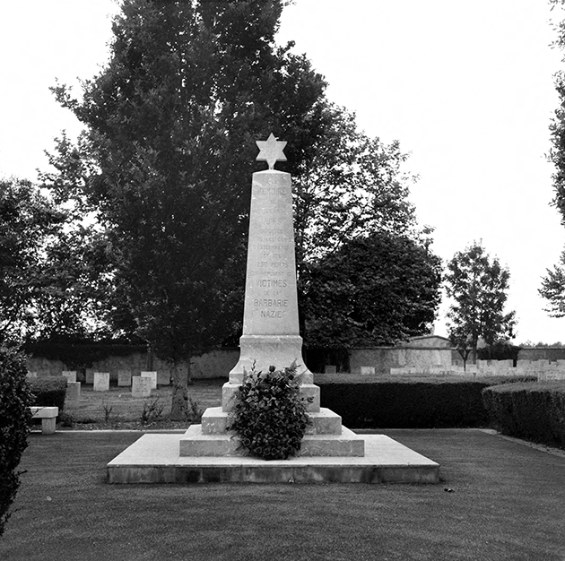 Stèle commémorative dans le cimetière des déportés juifs allemands de la guerre 1939-1945