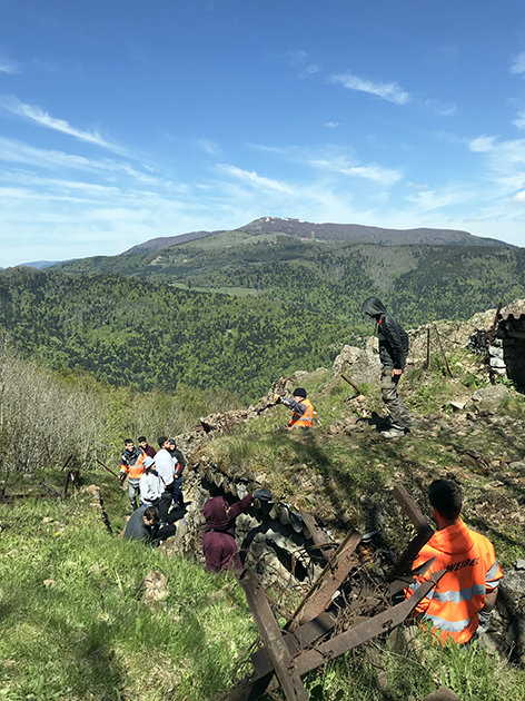 Chantier de jeunes Français et Allemands sur le champ de bataille du Hartmannswillerkopf. © VDK