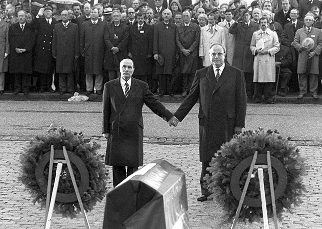 Le chancelier allemand Helmut Kohl et le président français François Mitterrand lors de la commémoration