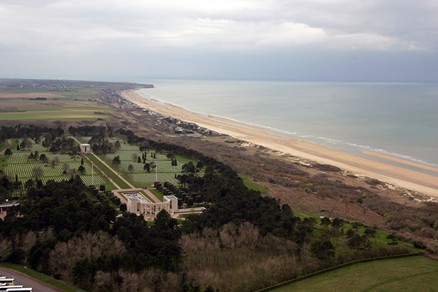 Vue aérienne des Plages du Débarquement et du cimetière américain de Colleville-sur-Mer, 31 mars 2004. © D. Viola/DICOD