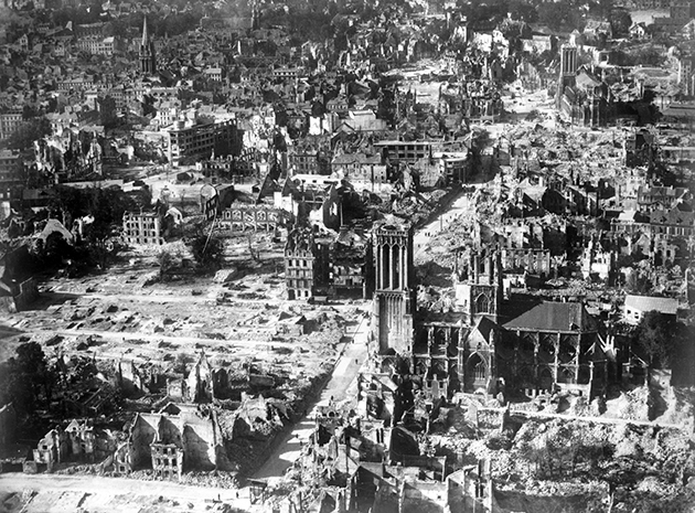 Vue aérienne de Caen (Calvados) après les bombardements et la bataille de Normandie,1944. © Roger-Viollet