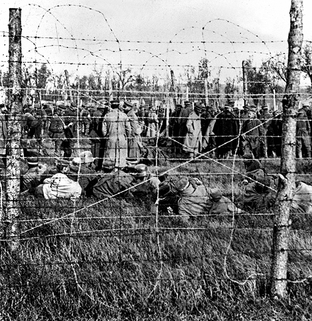 Prisonniers allemands de la cote 304 (ravin de la Hayette) pendant la bataille de Verdun,1916. © Roger-Viollet