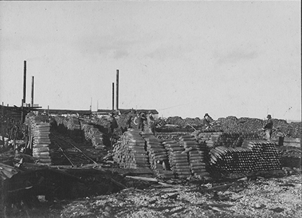 "Chantier de Spincourt (Meuse). Déchargement d’obus toxiques allemands. Stock des obus vidés à caffûter."