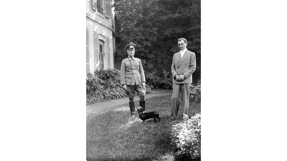 Jean Moulin, préfet d’Eure-et-Loir, et le Feld Kommandant, Chartres, juillet 1940. © Musée de l’Ordre de la Libération