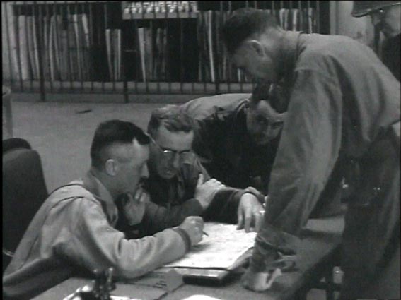 leclerc examinant le plan de paris avec son superieur le general Gerow
