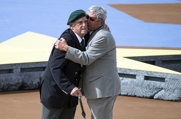 Léon Gautier, ancien du commando Kieffer, et Johannes Börner, ancien soldat allemand,