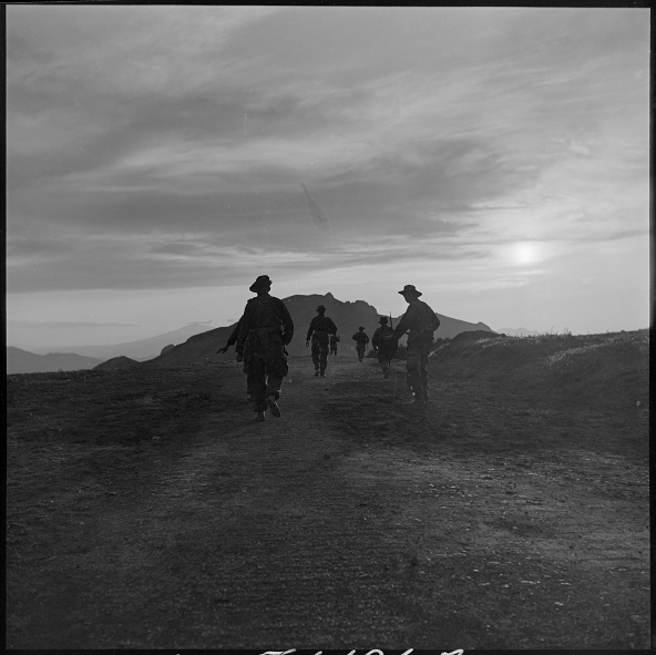 Progression dans le djebel Guergour à l'aube, lors de l'opération Espérance.