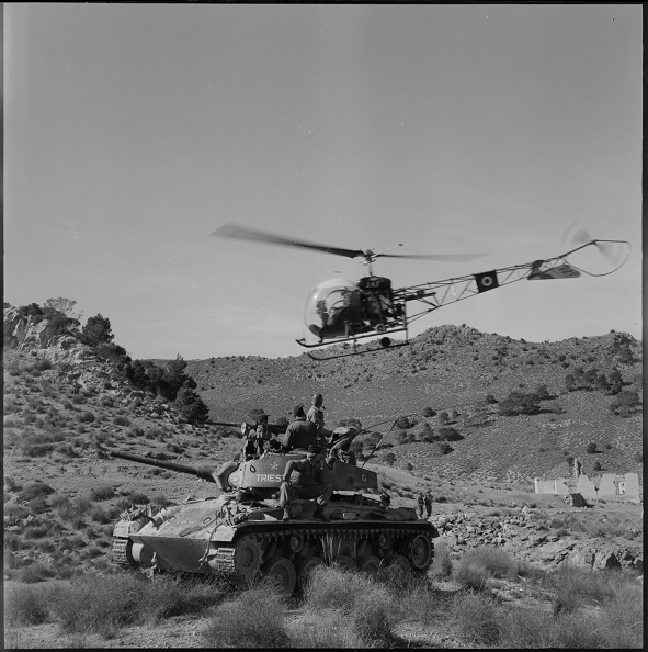 Hélicoptère Bell 47 G et un char M24 Chaffee. (1957)