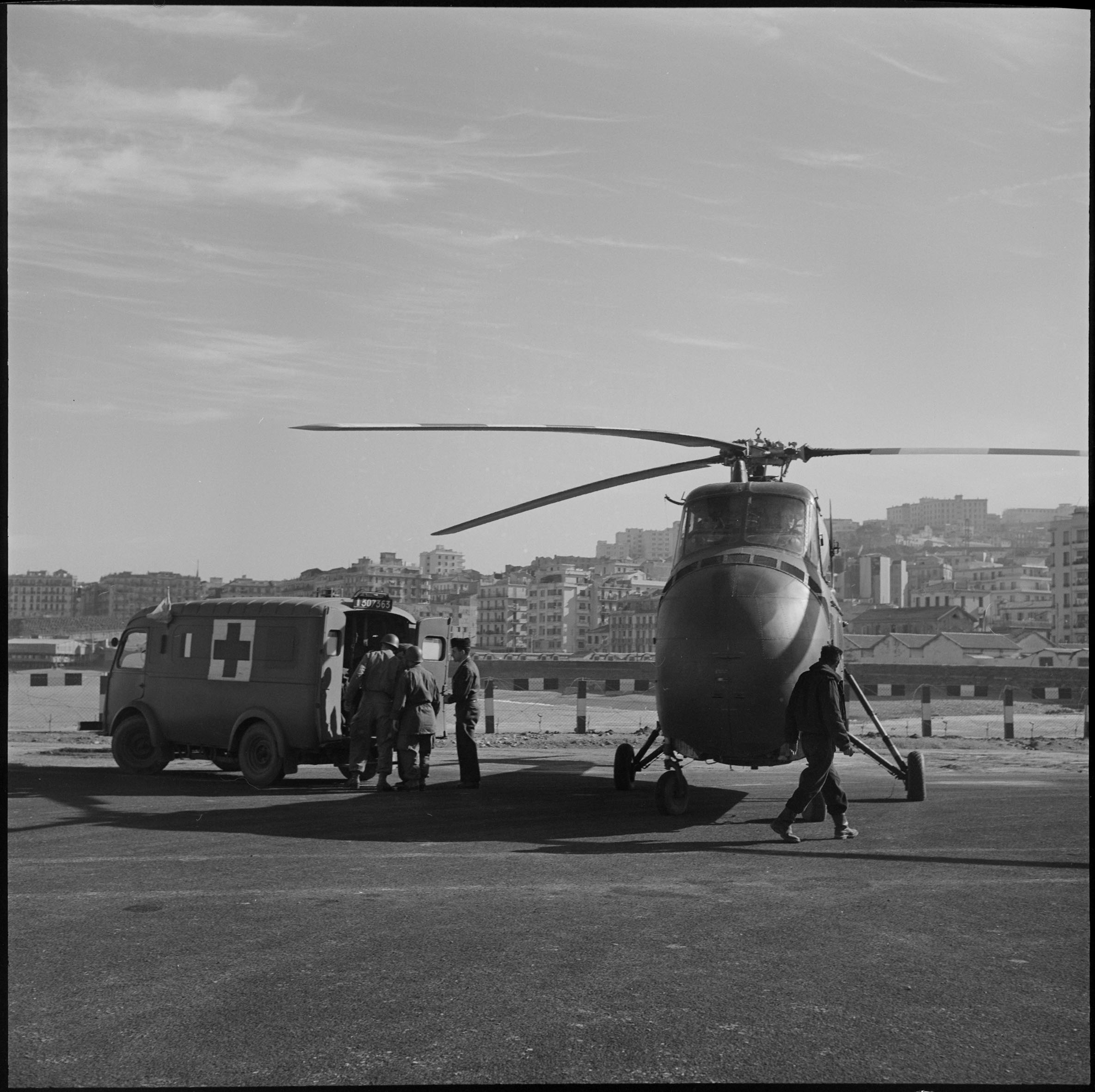  Débarquement d'un blessé sur l'héliport d'Alger. © Georgetti/ECPAD/Défense 