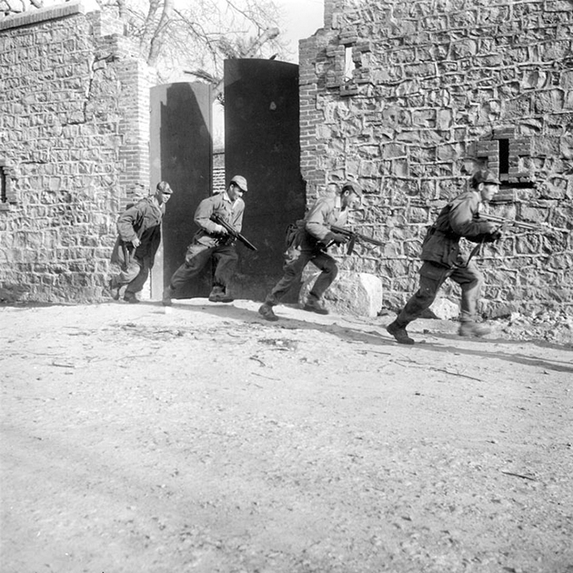 des harkis s’entraînent à La Cherrata, dans la région de Constantine, février 1960