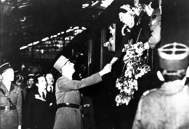 Le général de Gaulle accueille des rescapées de Ravensbrück, avril 1945