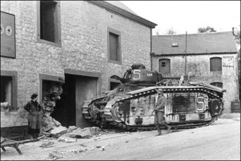   En Belgique, une civile et un soldat allemand devant un Char B1 abandonné d'un régiment de cavalerie de l'armée française, mai 1940