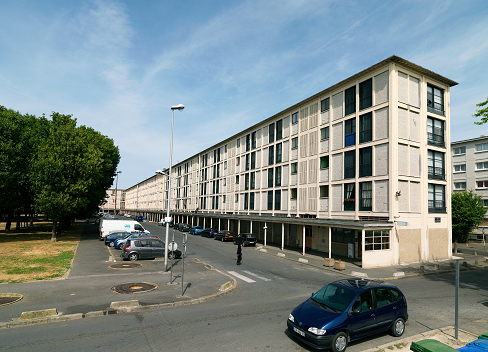 Vue générale des murs de béton ayant reçu des graffiti à la cité de la Muette, camp de Drancy. Drancy, 2009 © Région Ile-de-France - Inventaire général du patrimoine culturel ; © Conseil général de Seine-Saint-Denis