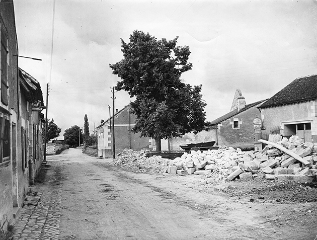 Rue principale de Maillé, 1945. © Collection privée - Maison du Souvenir