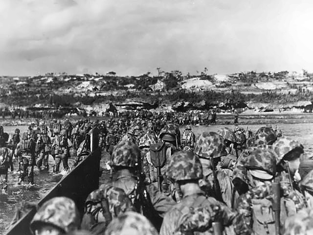 Marines_land_on_Okinawa_shores