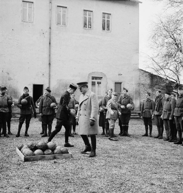 Distribution de ballons de football à des soldats d'unités de la 4e armée, 1940. © Auteur inconnu / ECPAD / Défense.