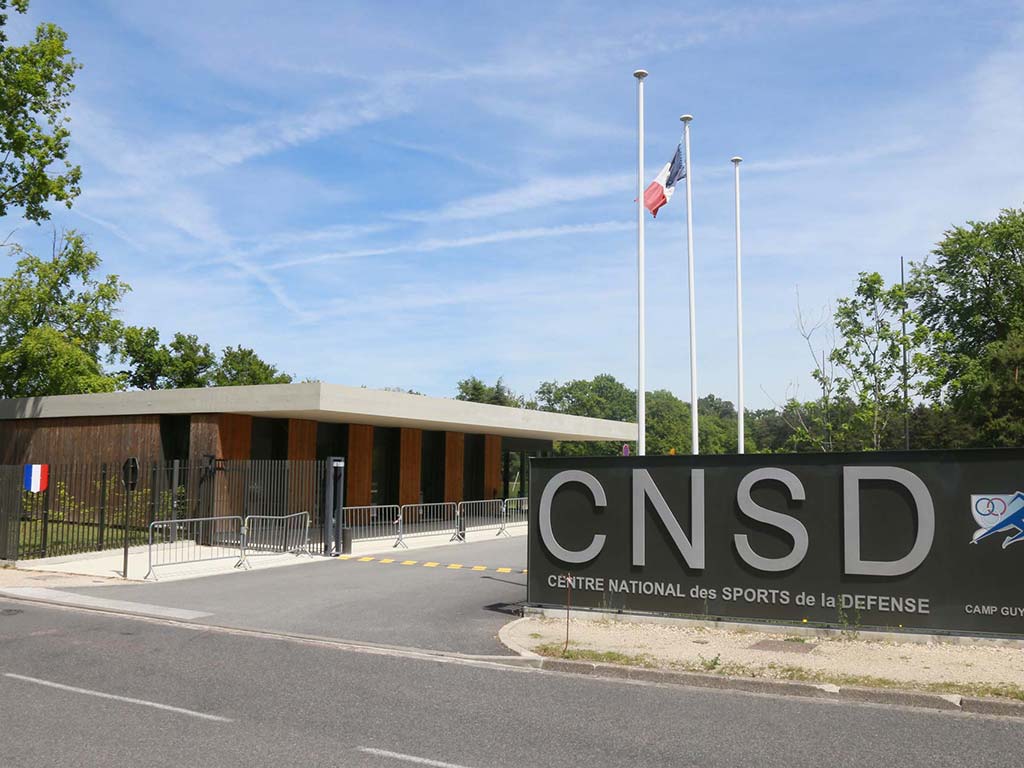 Entrée du Centre national des sports de la défense à Fontainebleau. © CNSD.