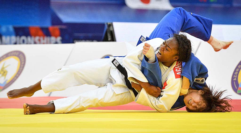 La Française Clarisse Abgegnenou (en blanc) combat la Japonaise Miku lors des Championnats du monde de judo. Azerbaïdjan, 23 septembre 2018. © Mladen Antonov / AFP.