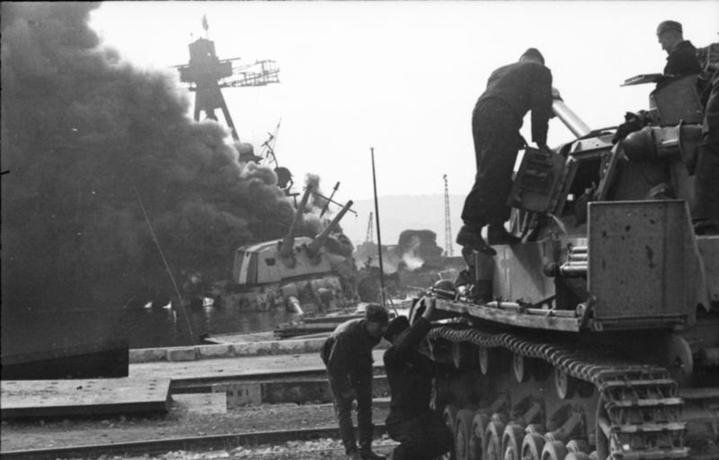 Panzer IV de la 7ème Panzerdivision devant un croiseur sabordé