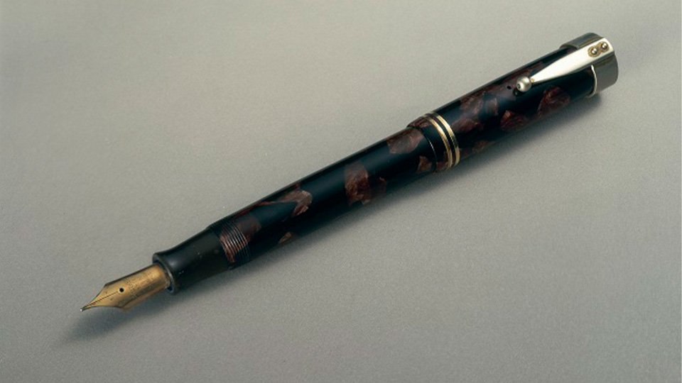 Stylo utilisé par le général de Lattre le 8 mai 1945 à Berlin, pour apposer sa signature sur l'acte de capitulation de l'Allemagne. © Musée de l'Armée, Paris