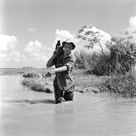 Pierre Schoendoerffer en Indochine – septembre 1953. © Jean Péraud/ECPAD/Defense