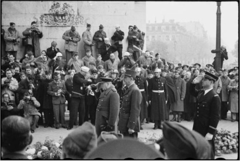 Salut au Soldat inconnu à l'Arc de Triomphe le 11 Novembre 1944 à Paris par le général de Gaulle et Winston Churchill.